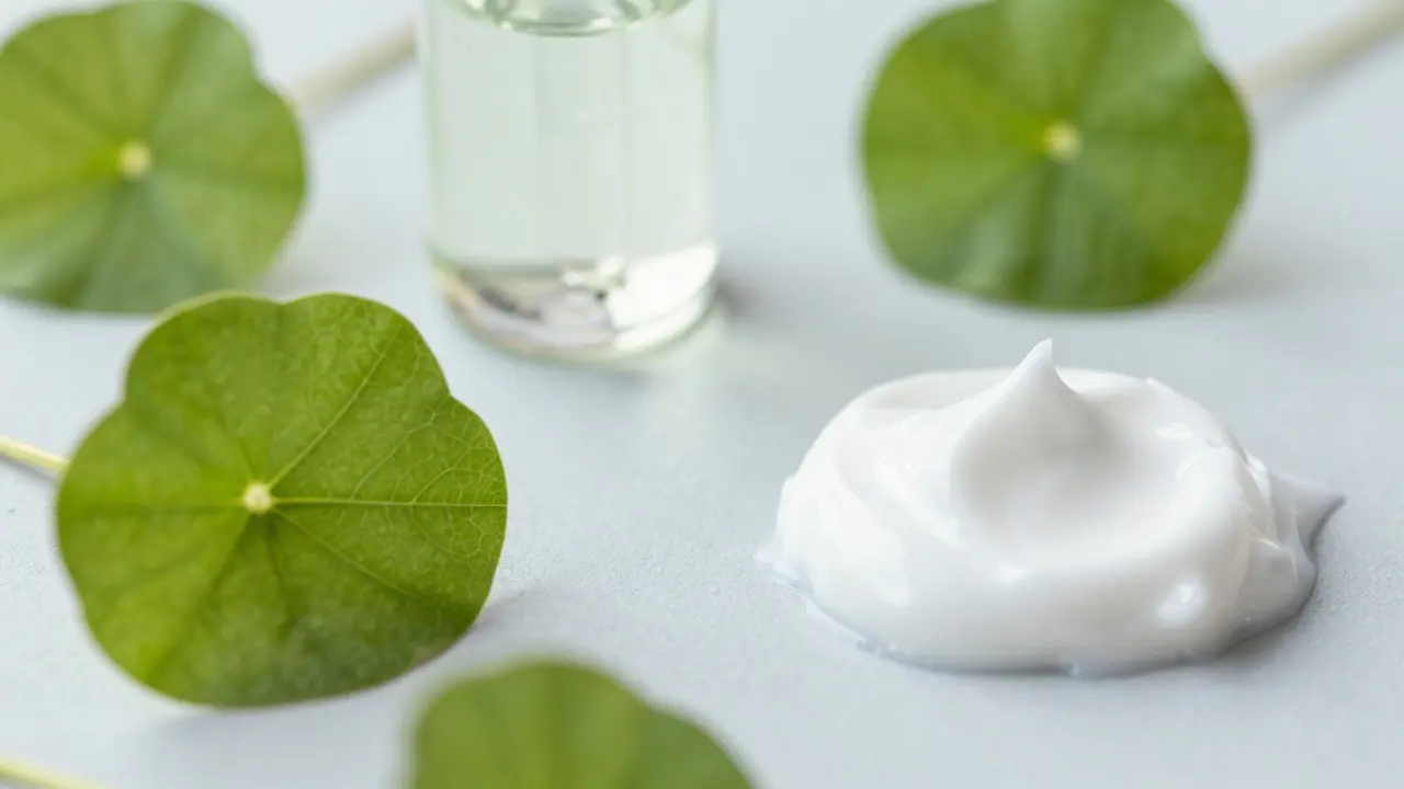 Záběr na uklidňující ingredience jako Centella a panthenol na čistém podkladu